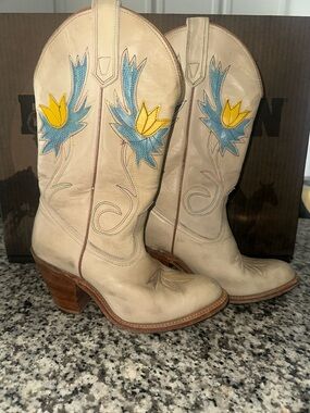 MISS CAPEZIO Tulip Cream Cowboy Boots Vintage SZ 6.5 M USA Made Rainbow Stitched